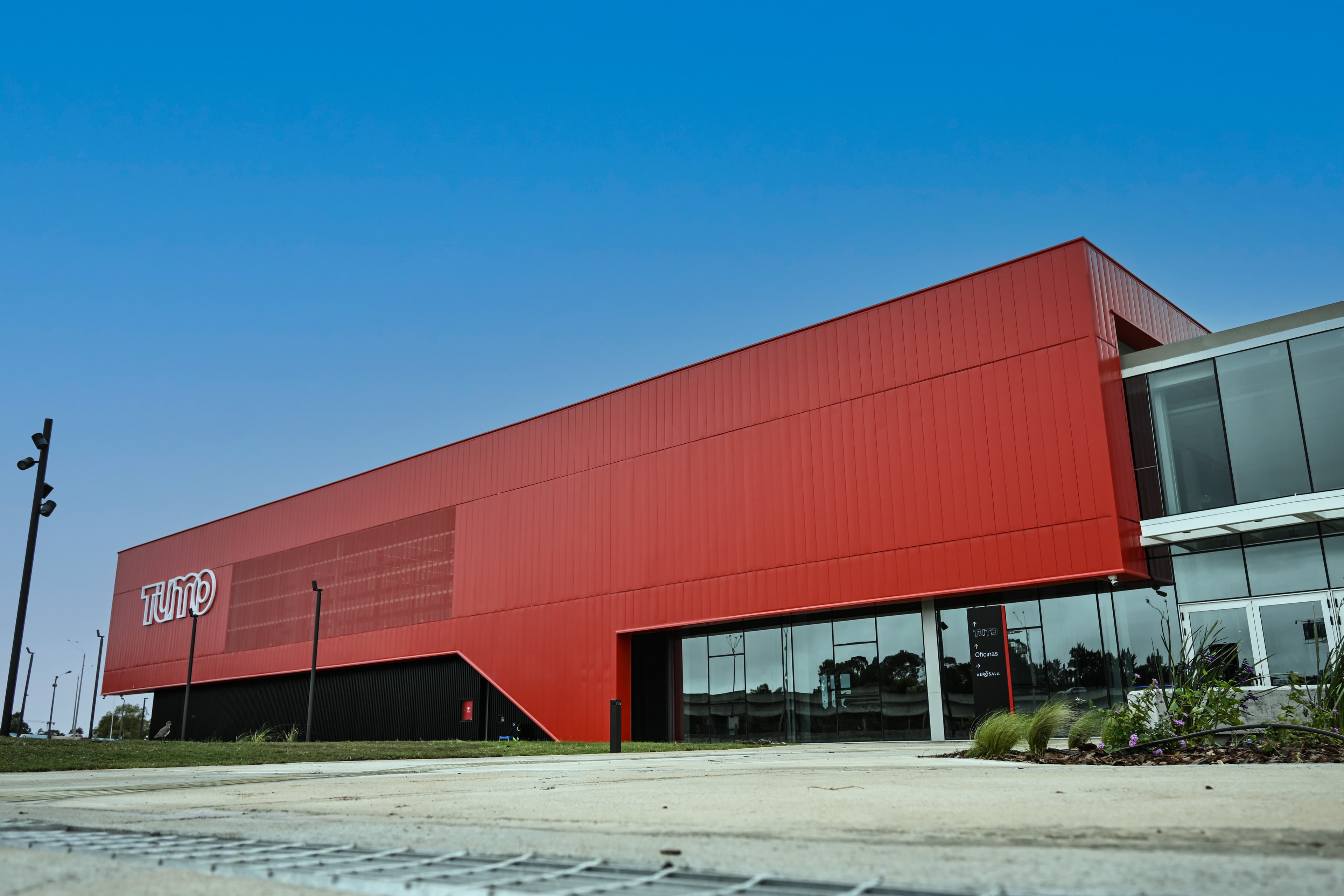 TUMO inauguró su primer centro gratuito de educación en tecnologías creativas para jóvenes en Uruguay