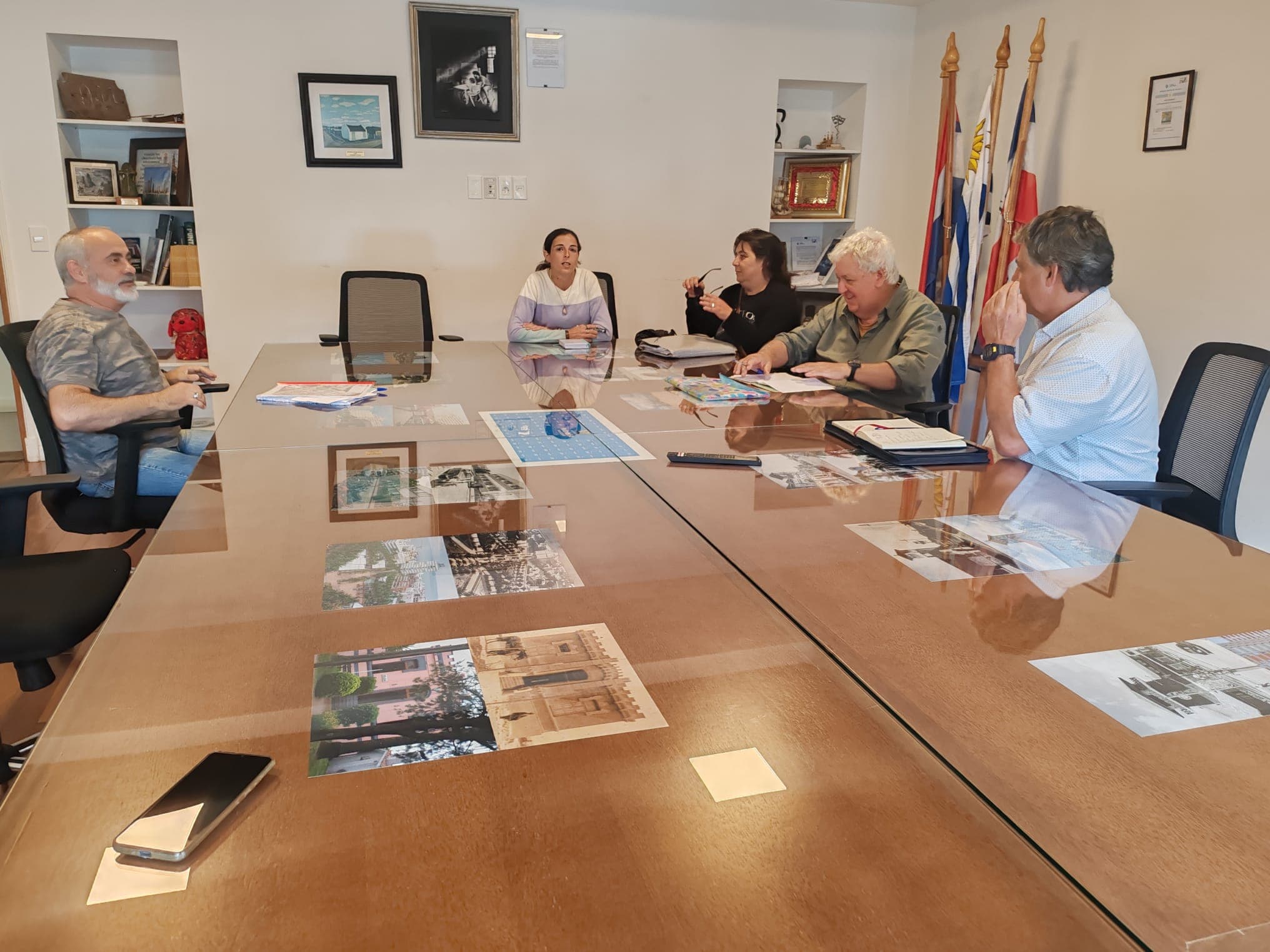 Alcalde Carballal con artesanos por obras en Plaza