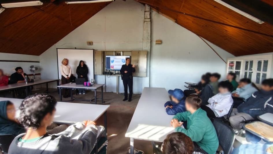 Policía comunitaria capacitó en seguridad digital y autocuidado a 45 estudiantes de la Escuela Agraria de San Carlos