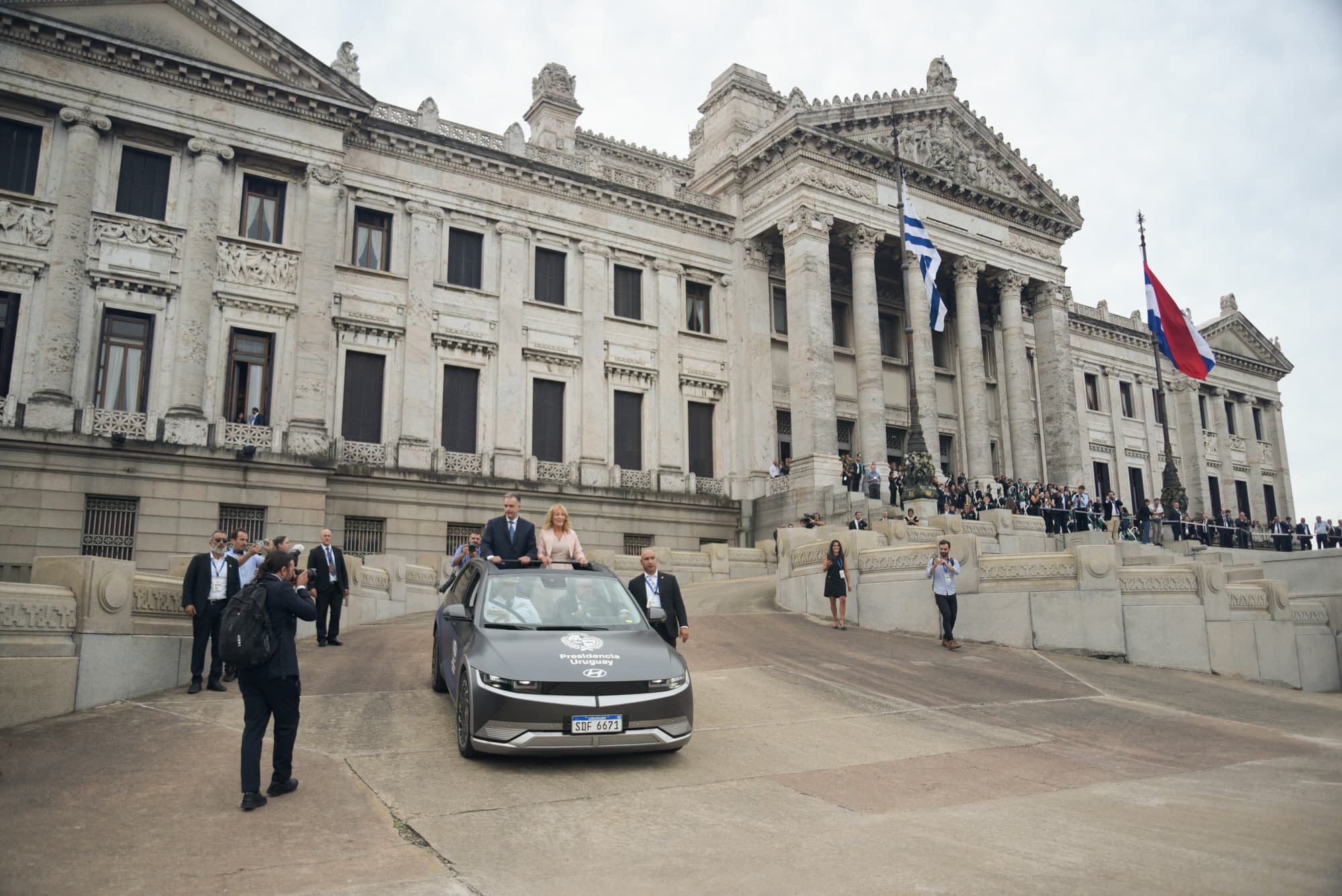 Partido Colorado reclamó transparencia al gobierno por la compra del vehículo del Presidente