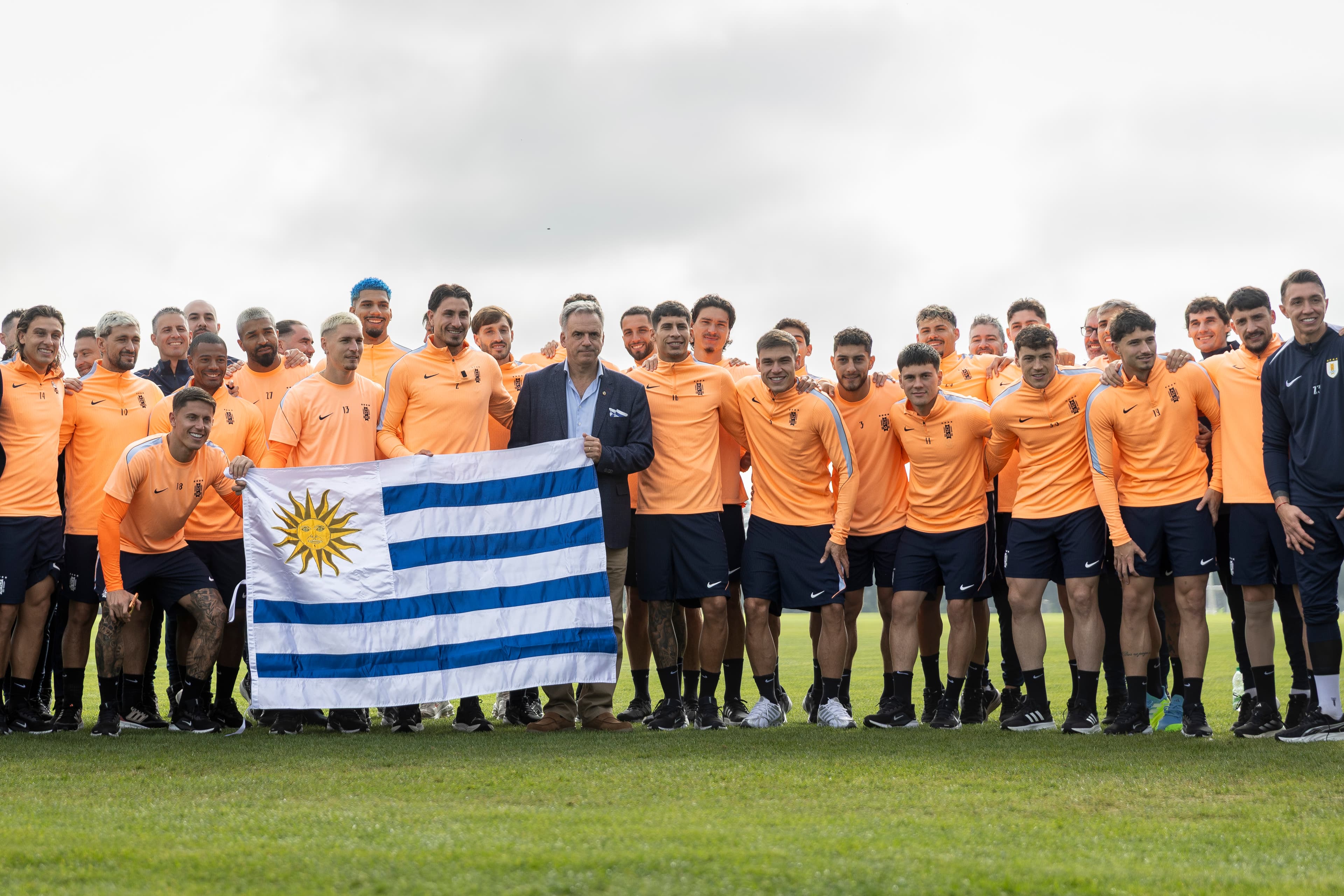 Orsi entregó el pabellón nacional a la selección uruguaya de fútbol en el Complejo Celeste