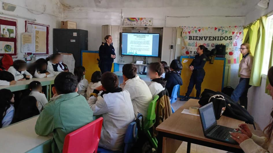 Escolares de Maldonado recibieron charla policial sobre redes sociales, grooming y autocuidado