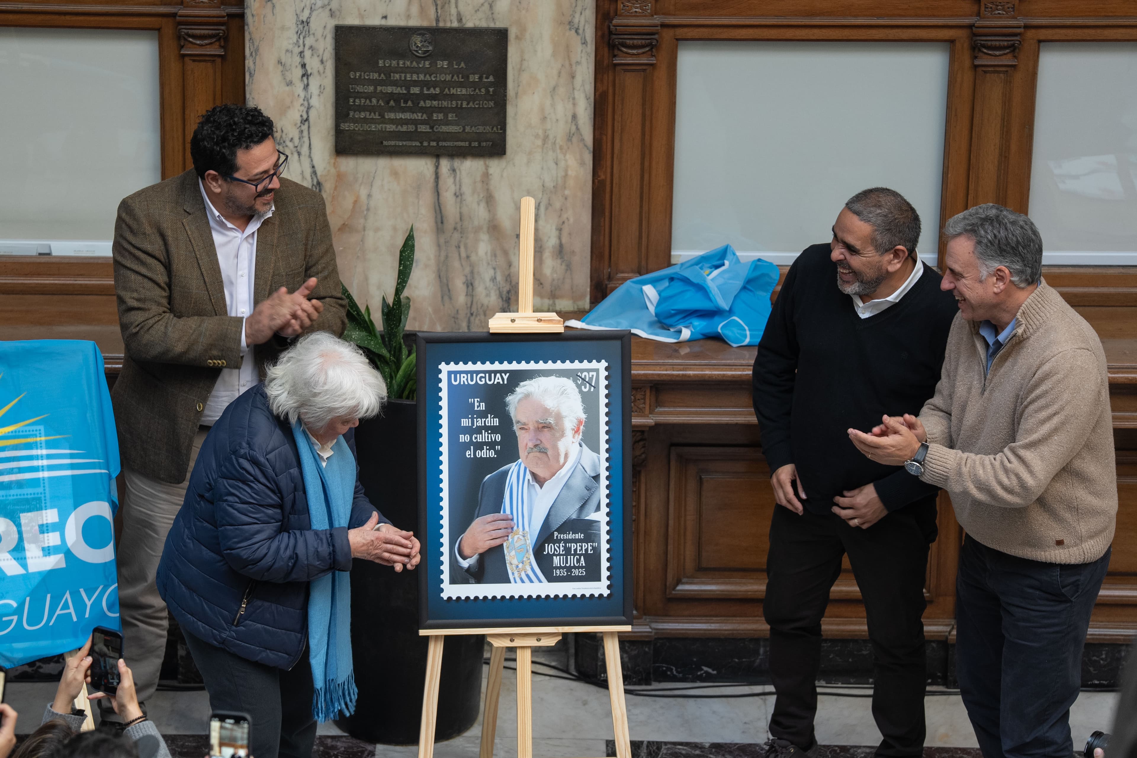 Se presentó sello conmemorativo a José Mujica a un año de su fallecimiento