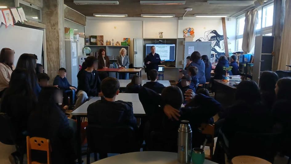 Policía dio una charla sobre seguridad y riesgos digitales a alumnos del Liceo N°5 de Maldonado