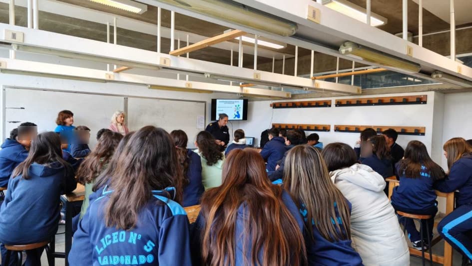 Policía de Maldonado dio charla sobre seguridad y riesgos digitales en el Liceo N°5