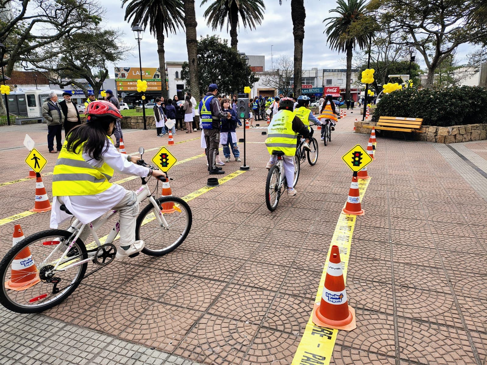 Más de 400 estudiantes participaron de una jornada de educación vial en la Plaza San Fernando de Maldonado