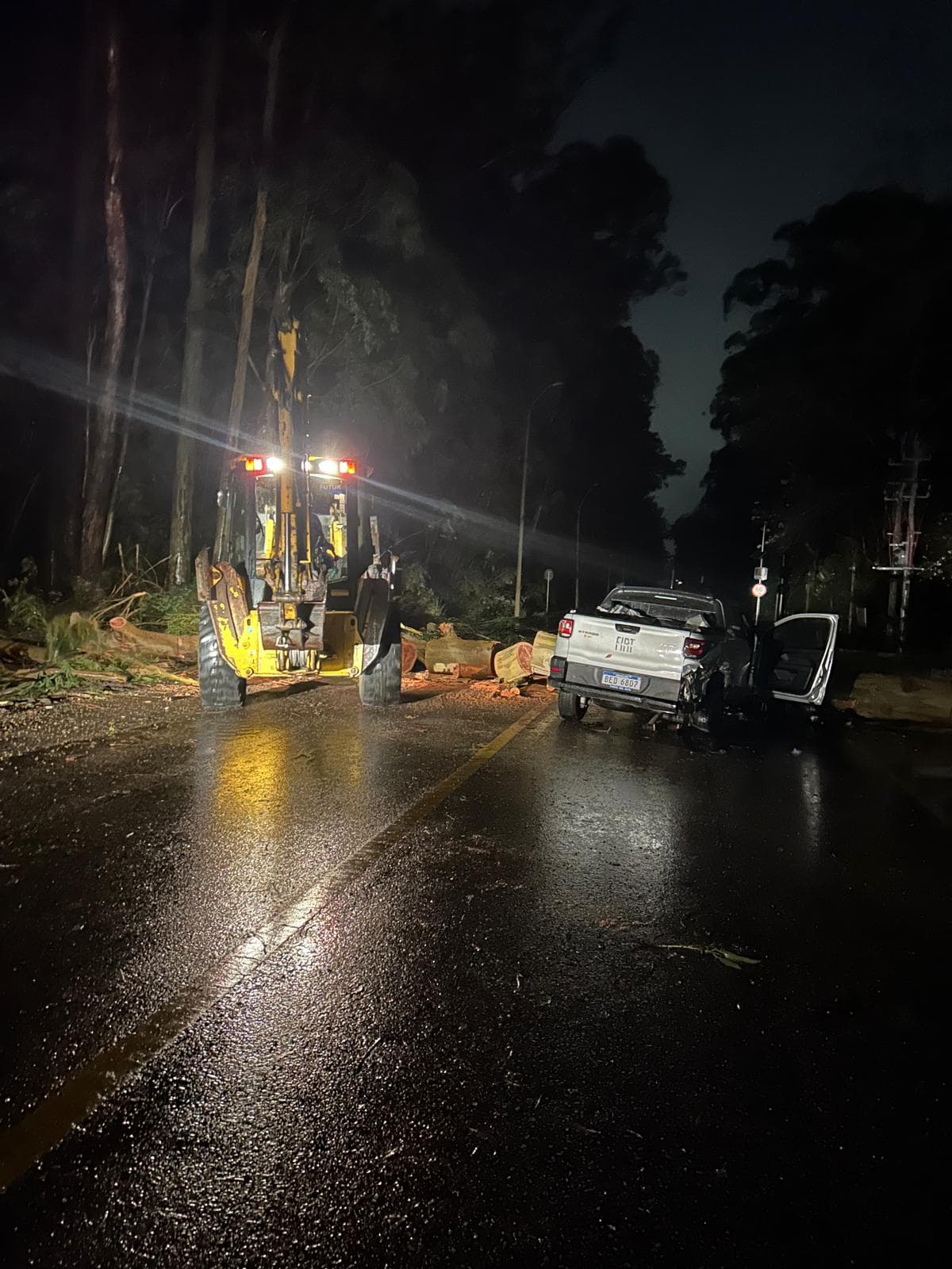 Árboles caídos, tendido eléctrico afectado, corte de energía y desprendimiento de cartelería en primera evaluación del CECOED en Maldonado