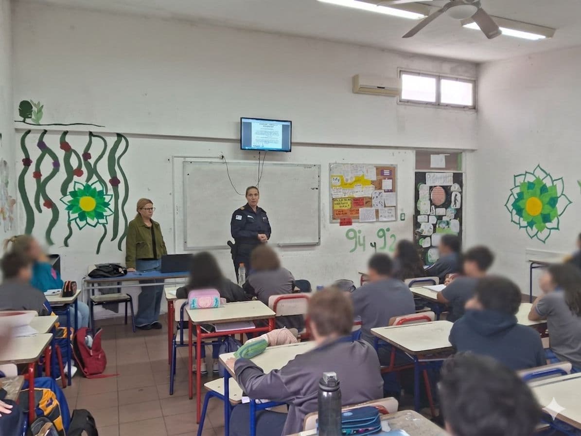 Policía brindó charla sobre riesgos digitales y autocuidado a liceales de Maldonado