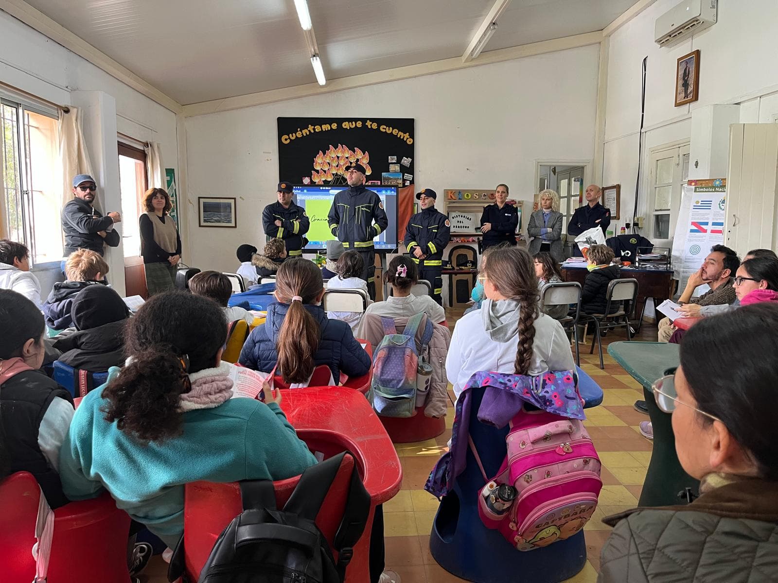 Policía y Bomberos dieron charlas sobre redes sociales y autocuidado a alumnos de la Escuela Rural N° 41 de José Ignacio