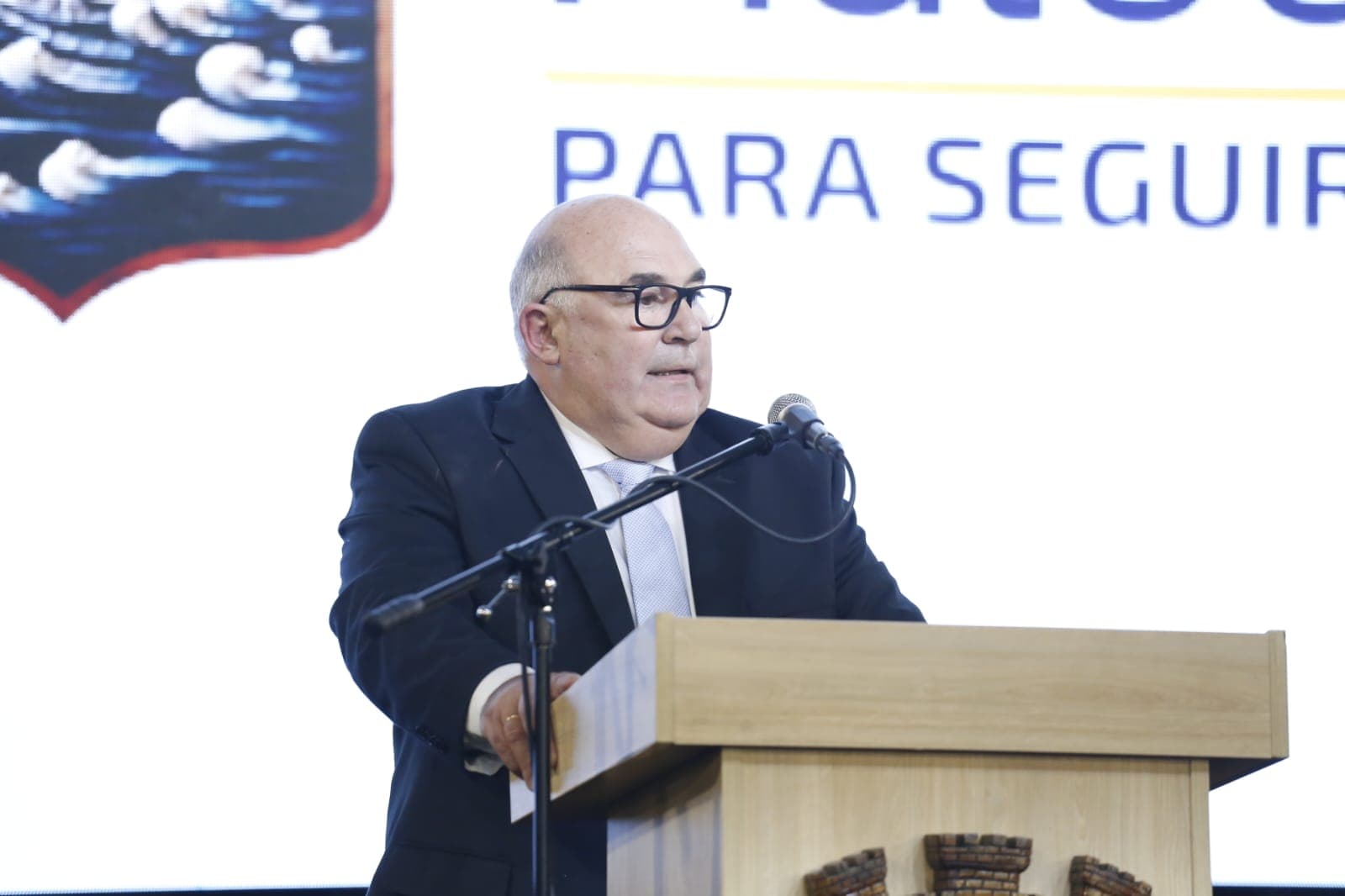 Abella presenta modificación presupuestal ante la Junta con foco en obras barriales, transporte y participación ciudadana