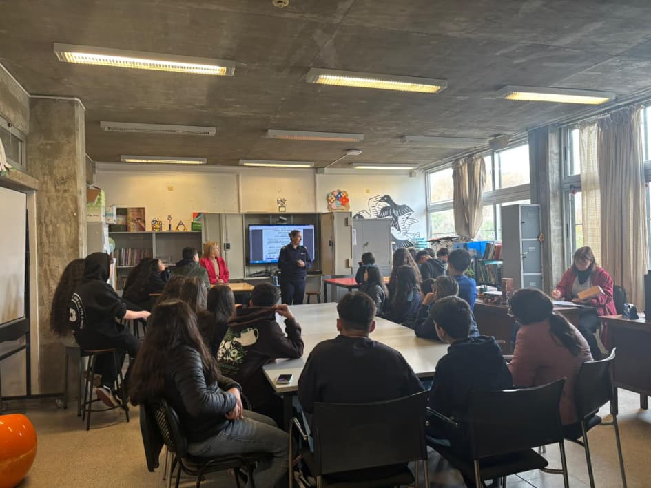 Policía de Maldonado dio charlas sobre seguridad y uso de tecnología a alumnos del Liceo N.º 5